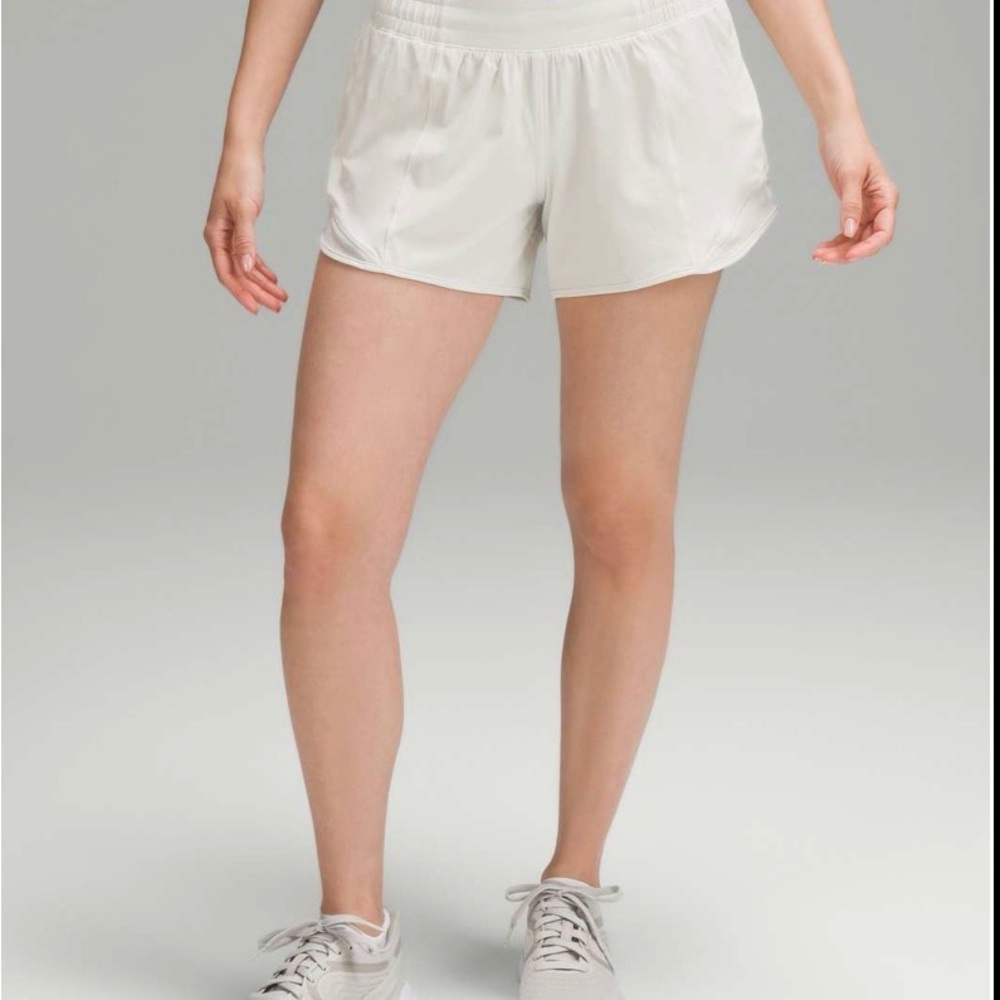 Lululemon White Hotty Hot Low-Rise Lined Short 4" - Size 2